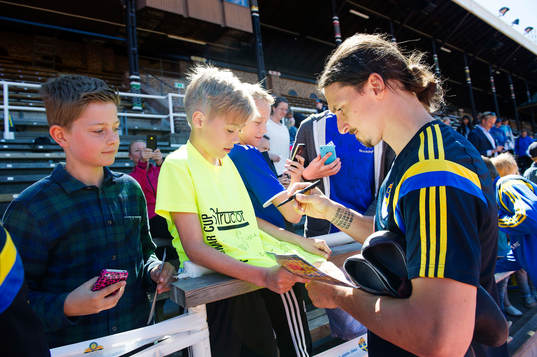 Sveriges Zlatan Ibrahimovic skriver autografer
