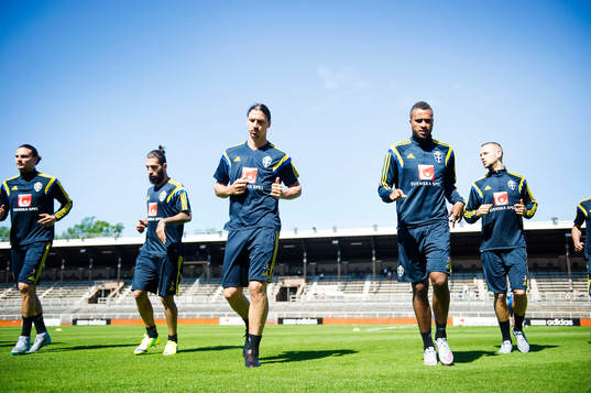Sveriges Erik Johansson, Jimmy Durmaz, Zlatan Ibrahimovic,