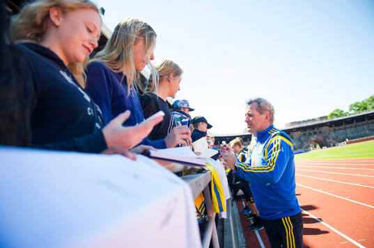Sveriges förbundskapten Erik Hamrén skriver autografer