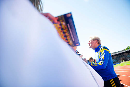 Sveriges förbundskapten Erik Hamrén skriver autografer
