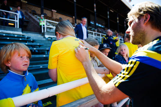 Sveriges Ola Toivonen skriver autografer