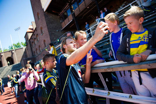 Sveriges Ola Toivonen skriver autografer