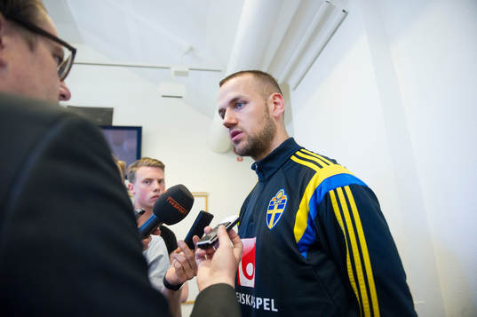 Sveriges Alexander Milosevic pratar med media