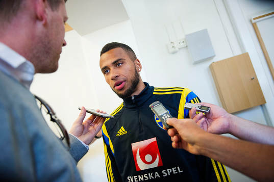 Sveriges Isaac Kiese Thelin pratar med media