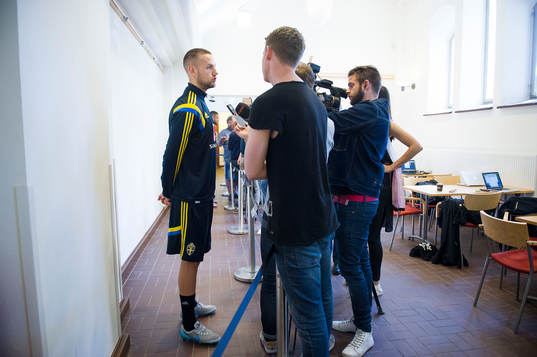 Sveriges Alexander Milosevic pratar med media