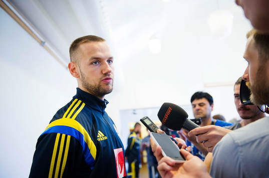Sveriges Alexander Milosevic pratar med media