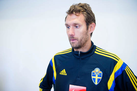 Sveriges Andreas Isaksson pratar med media