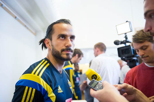 Sveriges Erkan Zengin pratar med media