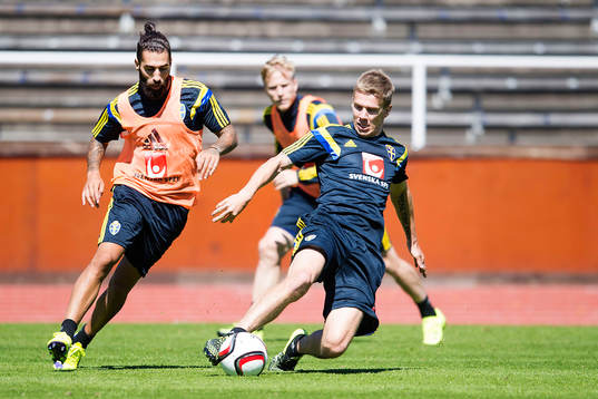 Sveriges Jimmy Durmaz och Pontus Wernbloom