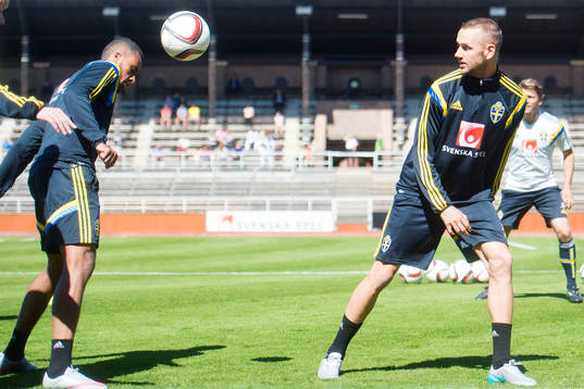 Sveriges Isaac Kiese Thelin och Alexander Milosevic