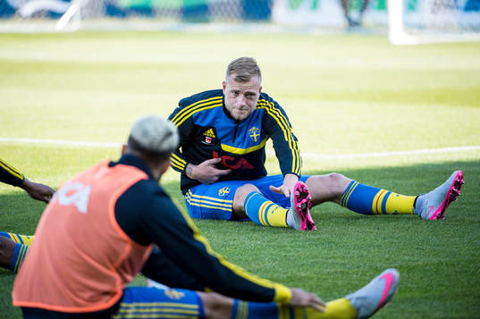 Sveriges John Guidetti värmer upp