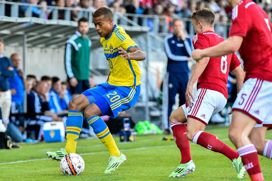 Sveriges Robin Quaison och Danmarks Lasse Vigen Christensen