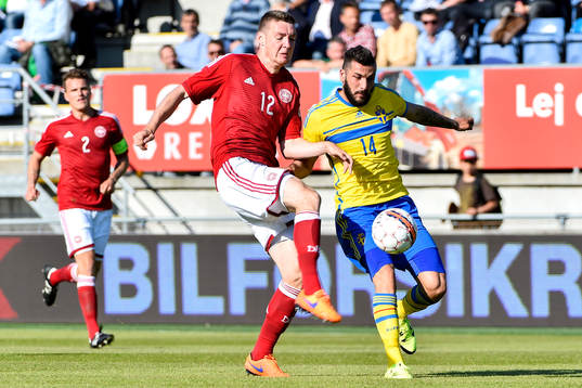 Danmarks Patrick Banggaard och Sveriges Mikael Ishak