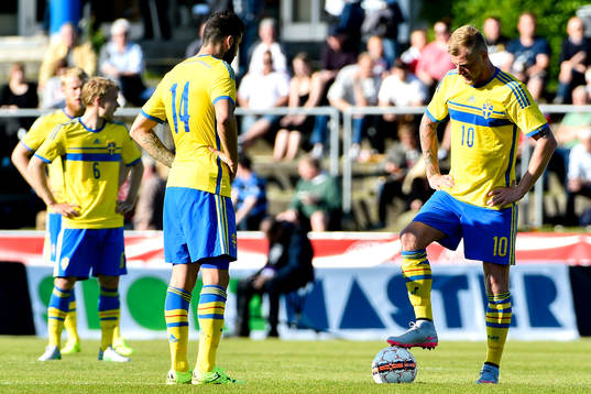 Sveriges Mikael Ishak och John Guidetti gör avspark