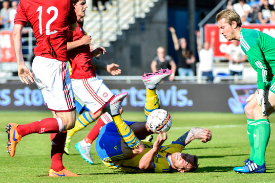 Sveriges John Guidetti fälls och får straff