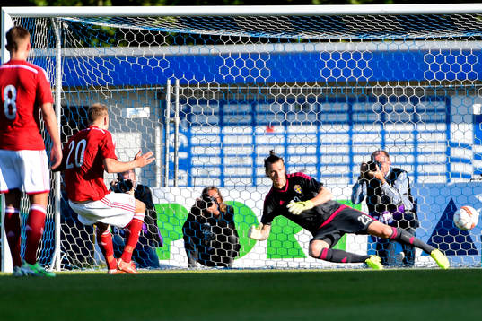 Sveriges målvakt Andreas Linde släpper in 2-1 på straff