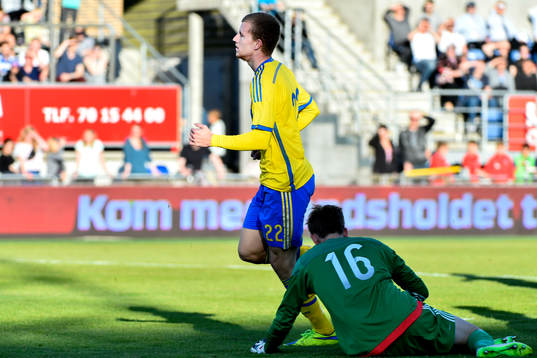 Sveriges Simon Gustafson har gjort 2-2 bakom Danmarks