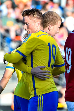 Sveriges Sam Larsson och Simon Gustafson jublar