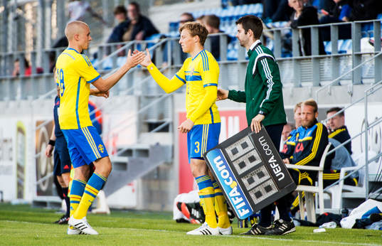 Sveriges Sebastian Holmén går ut och in kommer Emil