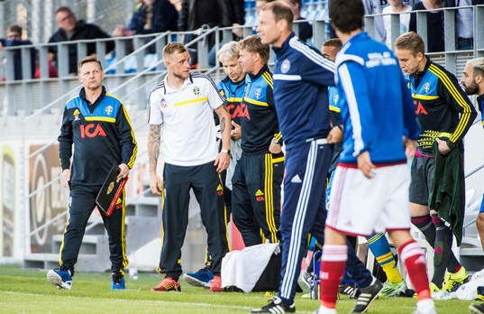 Sveriges John Guidetti med ledare och spelare