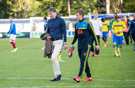 Sveriges huvudtränare Håkan Ericson och Emil Krafth