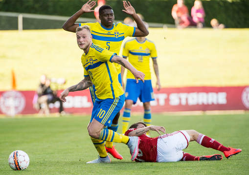 Sveriges John Guidetti och Isak Ssewankambo mot Danmarks