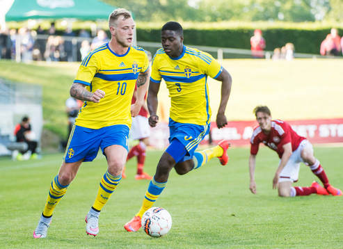 Sveriges John Guidetti och Isak Ssewankambo mot Danmarks