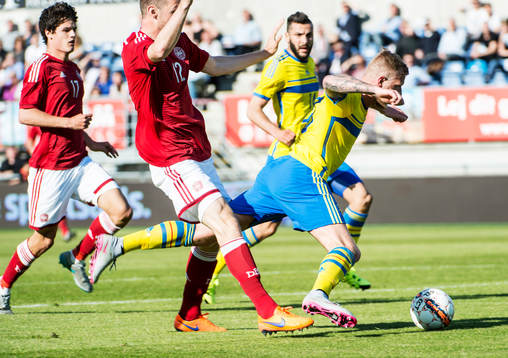 Sveriges John Guidetti och Mikael Ishak mot Danmarks