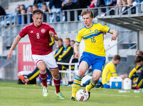 Sveriges Simon Tibbling mot Danmarks Lasse Vigen Christensen