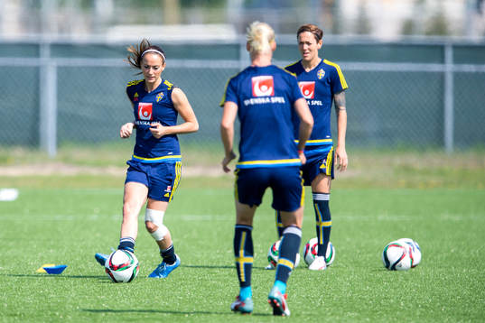 Sveriges Kosovare Asllani och Therese Sjögran