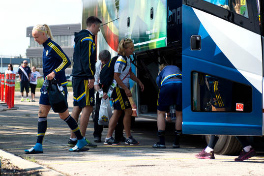 Sveriges Caroline Seger går från bussen innan en träning