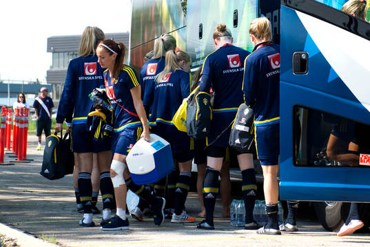 Sveriges Kosovare Asllani går från bussen innan en