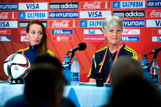Sveriges Kosovare Asllani och förbundskapten Pia Sundhage