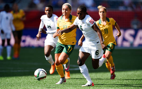 Australiens Kyah Simon och Nigerias Josephine Chukwunonye