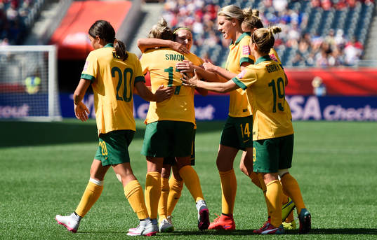 Australiens Kyah Simon jublar med Samantha Kerr, Kyah