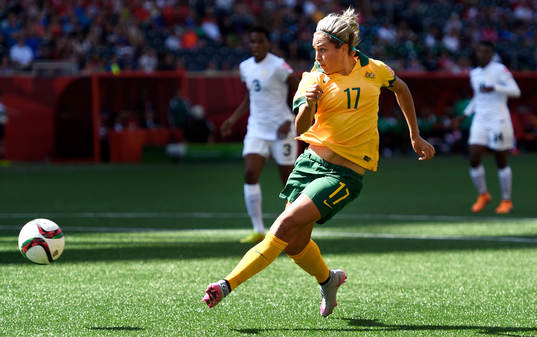Australiens Kyah Simon gör 1-0