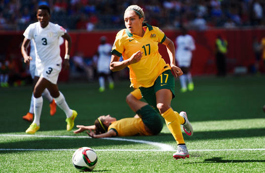 Australiens Kyah Simon kommer i läge och gör 1-0