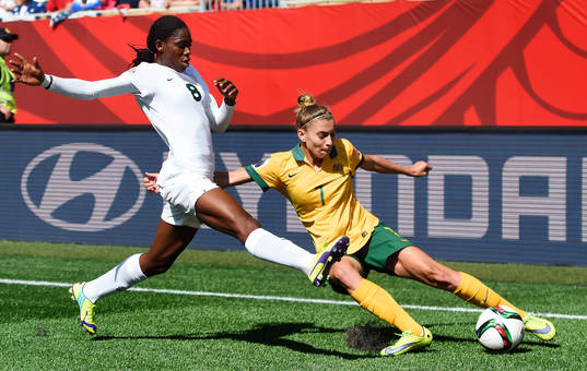 Nigerias Asisat Oshoala och Australiens Stephanie Catley
