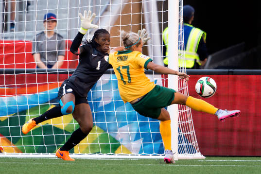 Nigerias målvakt Precious Dede mot Australiens Kyah Simon