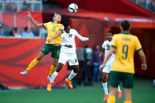 Australiens Kyah Simon i nickduell med Nigerias Evelyn