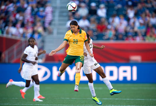 Australiens Samantha Kerr i nickduell med Nigerias Ngozi
