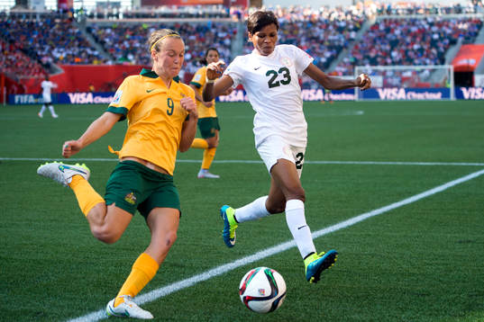 Australiens Caitlin Foord och Nigerias Ngozi Ebere