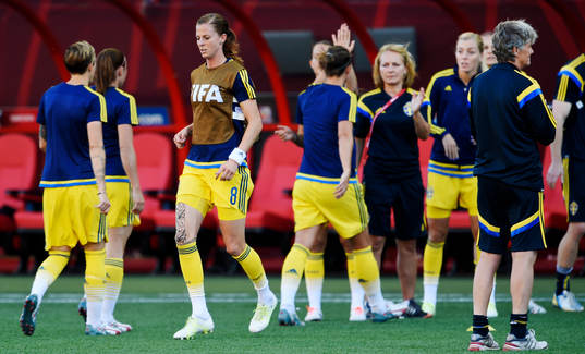 Sveriges Lotta Schelin innan fotbollsmatchen i VM mellan
