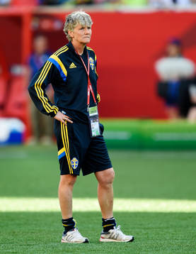 Sveriges förbundskapten Pia Sundhage innan fotbollsmatchen