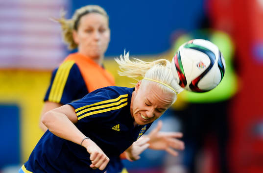 Sveriges Caroline Seger innan fotbollsmatchen i VM mellan