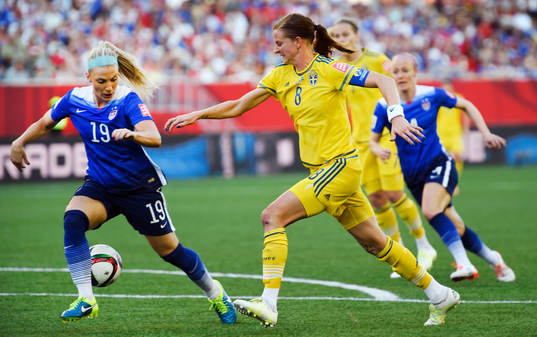 s Julie Johonston och Sveriges Lotta Schelin