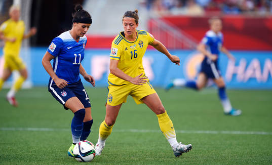 s Ali Krieger och Sveriges Lina Nilsson