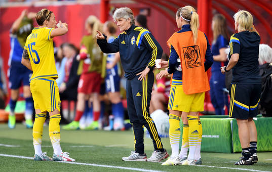 Sveriges förbundskapten Pia Sundhage och Therese Sjögran