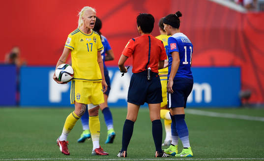 Sveriges Caroline Seger pratar med domare Naomi Yamagashi