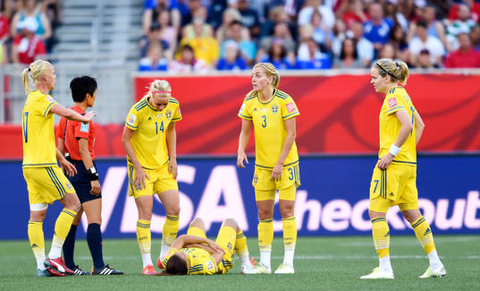 Sveriges Emilia Appelqvist ligger skadad och Sveriges